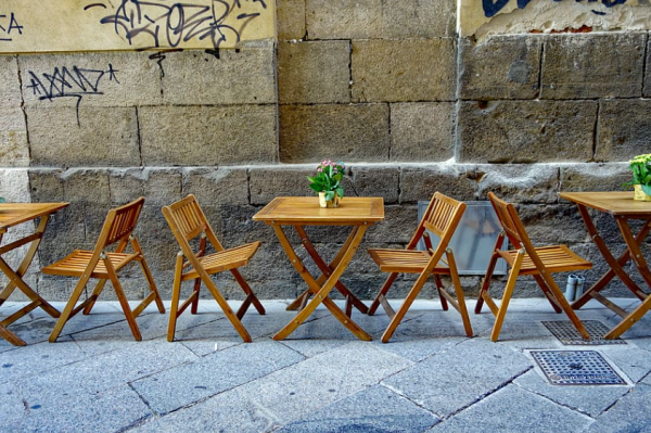 Pemakaian material kayu alami untuk meja dan kursi